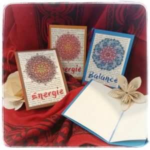 Buchseiten-Karten mit Papierblumen